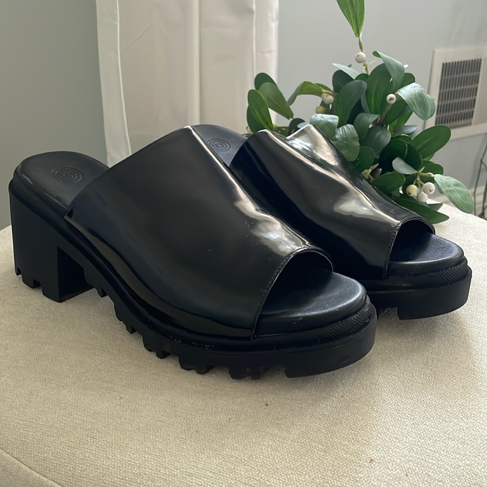 Urban Outfitters Chunky 90’s Clogs